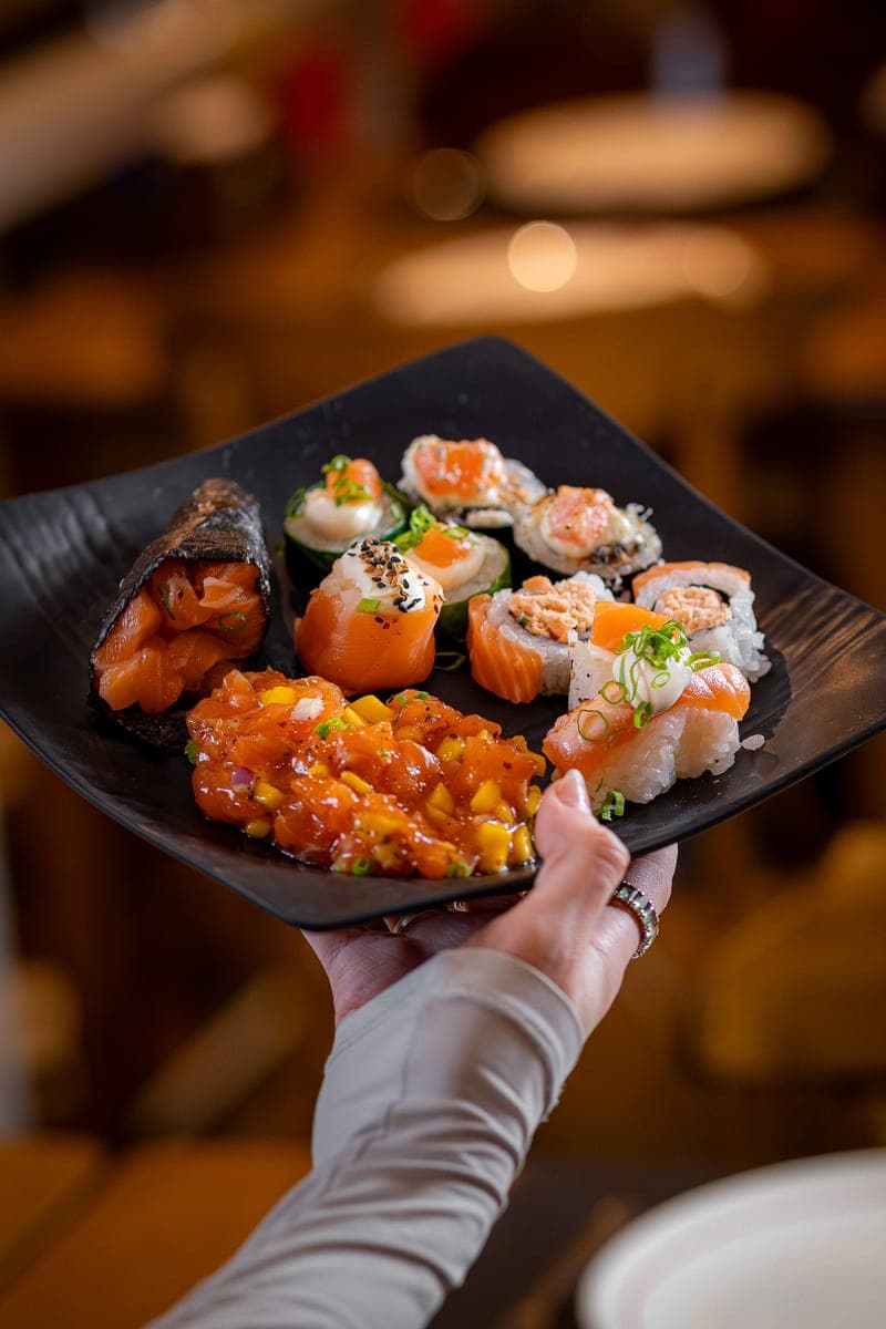 Prato com sushis e sashimis da ilha de sushi